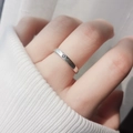 Anello placcato argento 925 con incisione di sole e nuvole sulla mano femminile - Aperto Regolabile / Stile Sole