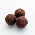 Set de 3 adornos de bolas de lana marrón con bordado de copos de nieve dorados y cordón - US 4 / Marrón-Bordado de Copo de Nieve