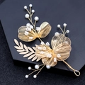 Detail von goldenem Haarschmuck mit Blumen und weißen Perlen für Hochzeiten und Brautmode - Stil 1 Seitenverzierung