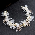 Fascia sposa fatta a mano con perle, fiori satinati e foglie dorate su sfondo nero - Base Dorata / Bianco