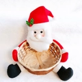 Détail d'un panier de Noël en bambou avec un Père Noël en peluche au bonnet rouge et barbe - Panier Père Noël Style 2