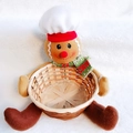 Détail d'un panier en bambou bonhomme de pain d'épices avec des accents de tissu - Panier Chef Bonhomme de Pain d'Épice
