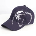 Donkerblauwe baseballpet met wit doodskopborduurwerk en een gebogen rand voor uniseks - Verstelbaar / Marineblauw