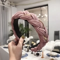 Cerchietto intrecciato in tessuto plissettato rosa con catena metallica dorata - Rosa