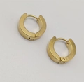 Vista macro de pendientes de aro dorados con acabado de metal cepillado y textura - 4*9 / Dorado