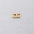Vue détaillée d'un pendentif carré doré avec ange découpé pour bracelets DIY - Ange Doré
