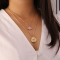 Zweilagige Goldmünzen-Halskette mit rosa Edelstein-Fächeranhänger an einem weiblichen Model - Rosa