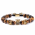 Set bracciale in pietra occhio di tigre da 8mm con ciondoli corona dorati su sfondo bianco - Giallo Marrone (Occhio di Tigre Naturale - Corda Intrecciata)