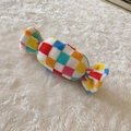 Buntes kariertes Plüschtier in Bonbonform mit weicher Textur für Hunde und Katzen - Bunte Karo-Süßigkeit