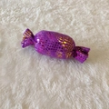 Lila Plüsch-Haustierspielzeug in Bonbonform mit goldenen Punkten und weichem Stoff - Glitzernde Violette Süßigkeit
