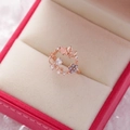 Détail macro d'une bague fleur en or rose avec motifs papillon et zircons brillants - 2#14115B (Or Rose Papillon Bleu Fleur)