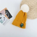 Détail d'un bonnet de Noël jaune tricoté avec pompon blanc et écusson de sapin de Noël - Parent-Enfant (50-58CM) / Gingembre (Sapin de Noël)