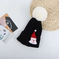 Vue détaillée d'un bonnet de Noël noir avec pompon blanc et écusson du Père Noël - Parent-Enfant (50-58CM) / Noir (Père Noël)