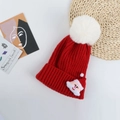 Vue détaillée du bonnet de Noël rouge en maille avec pompon blanc et écusson Père Noël - Parent-Enfant (50-58CM) / Rouge (Père Noël)