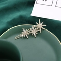 Détail macro de la barrette étoile dorée avec cristaux sur velours vert - Or (B6430)