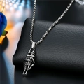 Collana con ciondolo a teschio in argento antico stile punk su sfondo in pelle nera - Scheletri che si Abbracciano