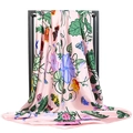 Foulard quadrato in raso rosa con stampa floreale e farfalle su espositore nero moderno - Rosa Chiaro