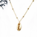 Bohemian cowrie schelpenketting met goudvergulde rand aan een fijne gouden ketting - Goudgerande Natuurlijke Schelp