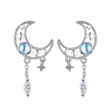 Elegante silberne Mondohrringe mit Quasten und blauen Steinen auf weißem Hintergrund - Kupfer / Silber