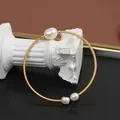Handgemaakte gouden draad gewikkelde armband met natuurlijke zoetwaterparels - Verstelbaar Open / Natuurlijk Wit