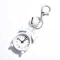 Gros plan d'un mini porte-clés réveil blanc avec cloche en métal et fermoir mousqueton - Blanc