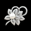 Dettaglio di spilla a fiore argento con perla bianca e cristalli lucenti su fondo nero - N. 03-Fiore a Cinque Petali di Perla