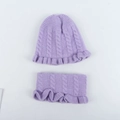 Gemütliches fliederfarbenes Strickset mit Zopfmuster für Babys mit Rüschen für den Winter - Säuglingsgröße (3-24 Monate) / Lila
