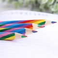 Makroaufnahme einer Regenbogenstift-Spitze mit bunt gemischter Mine auf Holzstruktur - 4er-Blisterpackung / HB