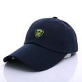Berretto da baseball blu scuro da esterno con ricamo verde neon e visiera rigida - Stile Ricamo Scudo / Blu Notte