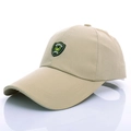 Berretto da baseball beige in cotone con toppa logo a scudo e dettagli sportivi - Stile Ricamo Scudo / Cammello Scuro