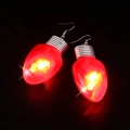 Macro di orecchini natalizi creativi a LED rossi che brillano su uno sfondo nero - Stile Gancio / Lampadina Rossa