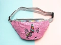 Detail der Pailletten-Einhorn-Kindertasche mit verstellbarem Riemen und Verschluss - Rainbow Corner Foundation Unicorn