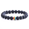 Bracelet en perles de lave noire avec une perle centrale rayée aux couleurs de l'arc-en-ciel - Pierre de lave