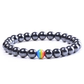 Bracelet minimaliste en hématite gris foncé avec une perle unique aux rayures arc-en-ciel - Hématite