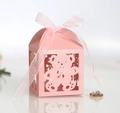 Dettaglio scatola di caramelle rosa tagliata al laser con motivo orso e nastro coordinato - Rosa
