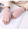 Detail van zachte roze pluche vingerloze handschoenen gedragen tijdens het lezen - Roze