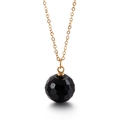 Ketting van titaniumstaal met een gefacetteerde zwarte kristallen hanger en gouden ketting - Zwart (KN89003-K)
