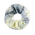 Detalle de un coletero de terciopelo tie-dye en gris y amarillo con textura plisada - Tie-Dye Gris
