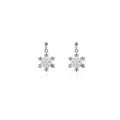 Boucles d'oreilles flocon en argent avec zircons cubiques et reflet sur fond blanc uni - Clous Boule + Petite Goutte Flocon de Neige