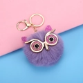Paarse faux fur uil sleutelhanger met gouden pailletten en ring voor handtassen - 8cm / Taropaars