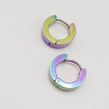 Vista macro de pendientes de aro de metal con degradado de arco iris y acabado pulido - 4*9 / Multicolor