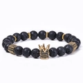 Bracciale in pietra lavica nera fatto a mano con ciondolo a corona dorata micro-pavé - Pietra Lavica Naturale (Stile Cordino Elastico)