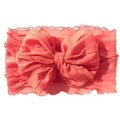 Detail van koraal baby hoofdband met grote gelaagde strik en elastisch kantwerk - Watermeloen Rood