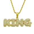 Makroaufnahme des goldenen King-Anhängers mit glänzenden Strasssteinen und Kordelkette - Buchstabe KING / 0.3*75cm Kordelkette / Gold