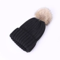 Schwarze Winter-Strickmütze für Kinder mit großem beigem Kunstpelz-Bommel oben - Beanie / Schwarz