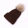 Bonnet en maille marron foncé avec pompon en fausse fourrure et revers côtelé - Bonnet / Café