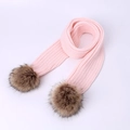 Écharpe en tricot rose pour enfants avec deux pompons marron en fausse fourrure - Écharpe en tricot / Rose