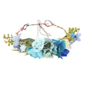 Dettaglio della ghirlanda di fiori di seta blu con petali e foglie realistiche - Blu