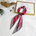 Elegante rozerode en grijze twilly sjaal met bloemmotieven voor tassen en haar - Rozerood Bloemenrand