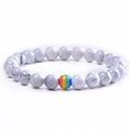 Weißes Türkis-Perlenarmband mit einer lebhaften regenbogenfarbenen Mittelperle Design - Natürlicher Weißer Türkis